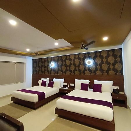 Hotel Wilton สุลต่านบาเทรี ภายนอก รูปภาพ